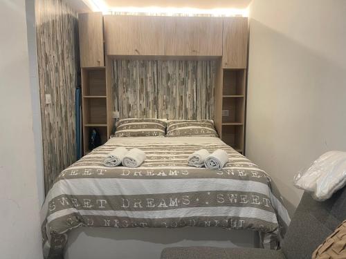 a bedroom with a bed with bookshelves at Encanto Cuenca - Rincon De Los Sueños in Cuenca