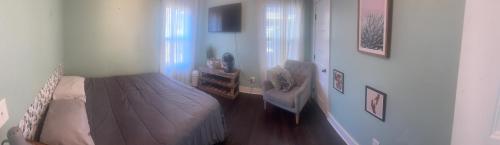 Istumisnurk majutusasutuses Downtown Queen Bed Comfort & Style Shared Bathroom & Lounge