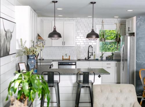 Köök või kööginurk majutusasutuses Downtown Queen Bed Comfort & Style Shared Bathroom & Lounge