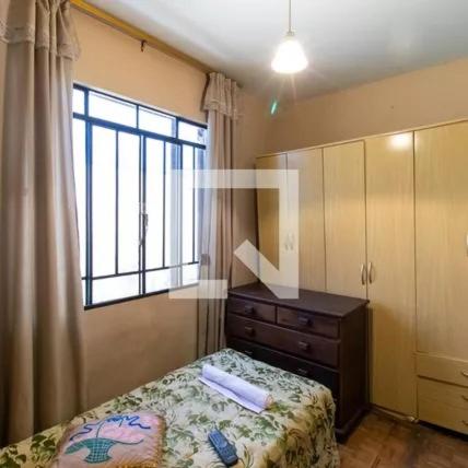 a bedroom with a bed and a dresser and a window at Apartamento 04 old no Capão da Imbuia in Curitiba