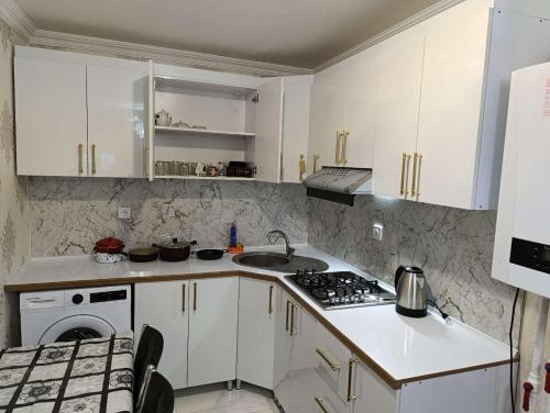 Η κουζίνα ή μικρή κουζίνα στο Nakhchivan Family Home