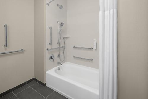 un baño con bañera y ducha en Hampton Inn & Suites By Hilton Long Island Farmingdale, en Farmingdale