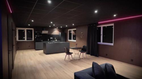 Køkken eller tekøkken på Secret 673 Love Room et Spa