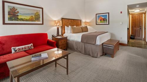 Postel nebo postele na pokoji v ubytování 1116 Lodge At Spruce Peak Ski In Ski In Ski Out King Studio By Stowe Mountain Rentals