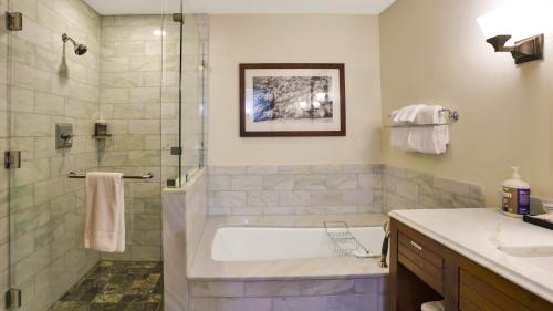 Koupelna v ubytování 1116 Lodge At Spruce Peak Ski In Ski In Ski Out King Studio By Stowe Mountain Rentals