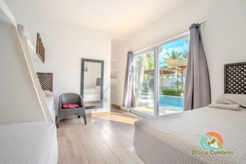 TaxiscoVilla Los Delfines 1的卧室里有一张床，可以欣赏泳池景色。