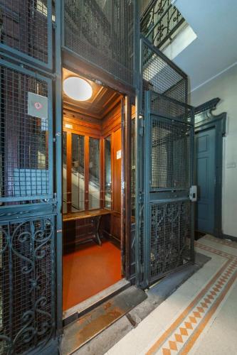 Luxury quiet studio above subway
