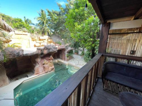 ein Balkon mit Swimmingpool in einem Ferienresort in der Unterkunft La libélula hotel in San Pedro Pochutla