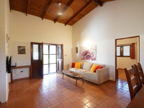 ein Wohnzimmer mit Sofa und Tisch in der Unterkunft Villa silenziosa e sicura al centro di Las Galeras in Las Galeras