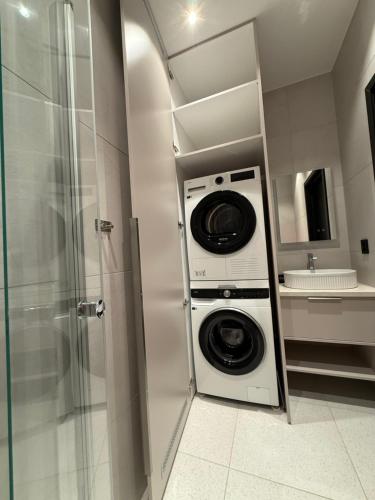 Ένα μπάνιο στο Modern apartment near Gardermoent airport