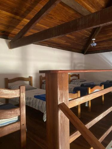 two bunk beds in a room with wooden ceilings at Pousada e Camping Lumiar in Lençóis