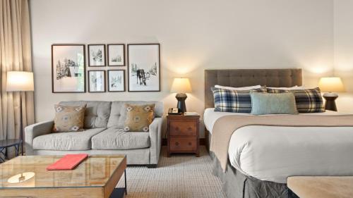 Postel nebo postele na pokoji v ubytování 1125 Lodge At Spruce Peak Ski In Ski In Ski Out King Studio By Stowe Mountain Rentals