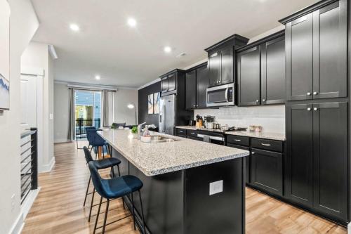 Kuchyň nebo kuchyňský kout v ubytování Luxurious King 3BR Townhouse Mins to Uptown CLT!
