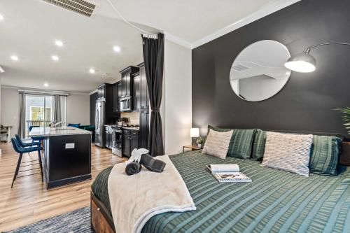 Postel nebo postele na pokoji v ubytování Luxurious King 3BR Townhouse Mins to Uptown CLT!