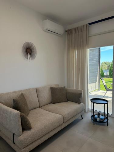 ein Wohnzimmer mit einer Couch und einem Fenster in der Unterkunft Taras Studio in Karavádhos