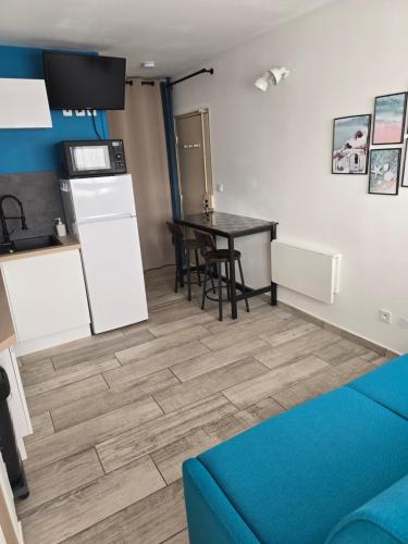 Kuchyň nebo kuchyňský kout v ubytování Studio climatisé 50 m.du port