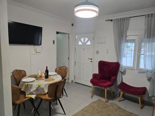 een eetkamer met een tafel en rode stoelen bij LOS1-VAO Holiday Rentals- Los Alcazares near Roda Roundabout in Los Alcázares