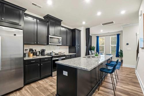 Kuchyň nebo kuchyňský kout v ubytování Luxe King 3BR Townhouse -Mins to Uptown CLT