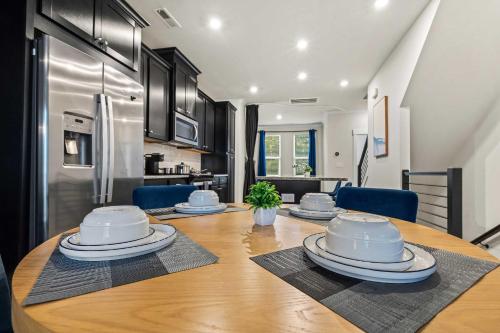 Kuchyň nebo kuchyňský kout v ubytování Luxe King 3BR Townhouse -Mins to Uptown CLT