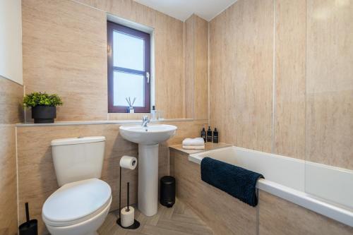 Ένα μπάνιο στο Fraserburgh Apartment - 2 bed, free parking & wifi