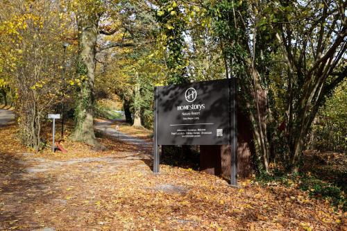 a sign in the middle of a trail at Homestorys Nature Resort in Eupen