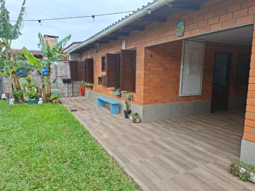 ein Backsteinhaus mit einer Holzterrasse davor in der Unterkunft Giuseppe & Giuseppin in Torres