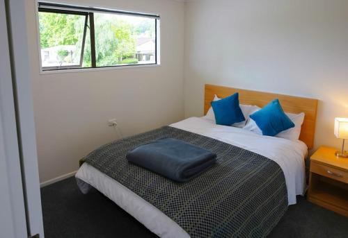 Postel nebo postele na pokoji v ubytování Mt Aspiring Holiday Park