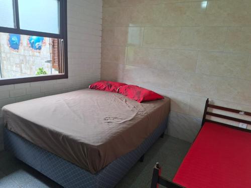 ein kleines Schlafzimmer mit einem Bett und einem Fenster in der Unterkunft Giuseppe & Giuseppin in Torres