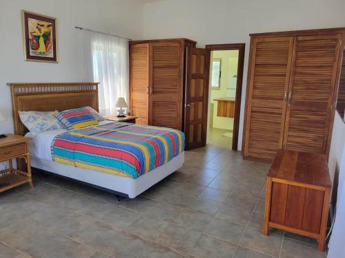 Giường trong phòng chung tại The Lookout Grenada