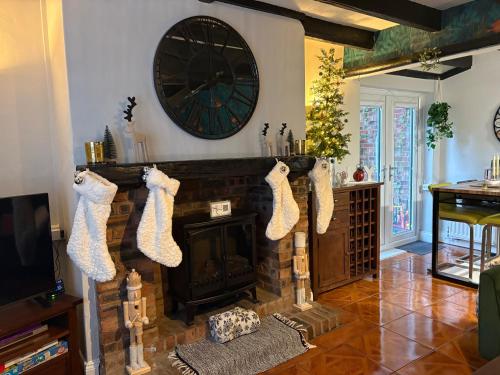 ein Wohnzimmer mit Kamin und Weihnachtsstrümpfe darauf in der Unterkunft On Yarm High Street Great for Couples Families and Business Travel in Yarm