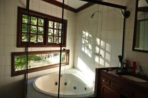 un bagno con vasca e lavandino di Rio Habitat - Maria Comprida ad Araras Petropolis