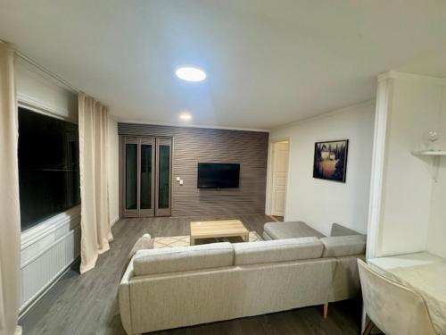 Μια τηλεόραση ή/και κέντρο ψυχαγωγίας στο Villa med 3 sovrum