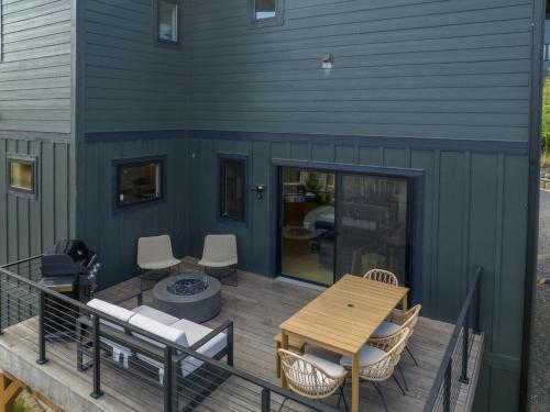 een huis met een terras met een tafel en stoelen bij Columbia Gorge Recess in White Salmon