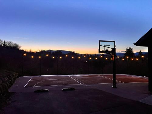 een leeg basketbalveld met een basketbalring in de schemering bij Columbia Gorge Recess in White Salmon