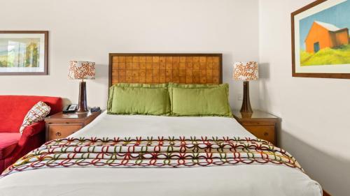 une chambre avec un grand lit et deux lampes dans l'établissement 1428 Lodge At Spruce Peak Ski In Ski In Ski Out King Studio By Stowe Mountain Rentals, à Stowe