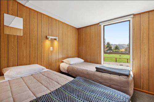 Postel nebo postele na pokoji v ubytování Mt Aspiring Holiday Park