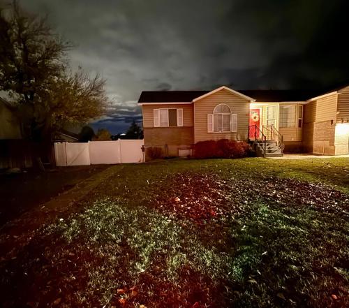 Zahrada ubytování Cozy and well located 2-bedroom basement