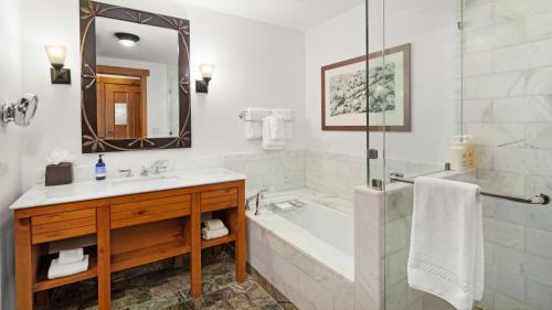 une salle de bain avec une baignoire, un lavabo et une douche dans l'établissement 1434 - Studio - Spruce Peak Lodge - Stowe Mt Resort - Ski in Ski out - Sleeps 4, à Stowe
