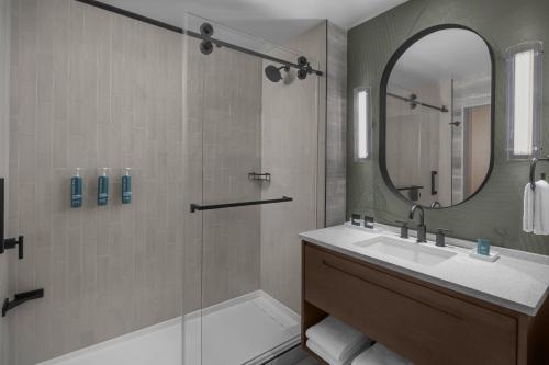 Koupelna v ubytování Hilton Jacksonville At Mayo Clinic