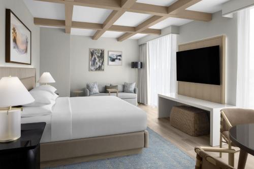 Postel nebo postele na pokoji v ubytování Hilton Jacksonville At Mayo Clinic