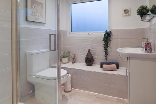 Koupelna v ubytování Modern 3-Bedroom Apartment with Garden Near Cardiff City Centre