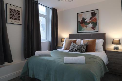 Postel nebo postele na pokoji v ubytování Modern 3-Bedroom Apartment with Garden Near Cardiff City Centre