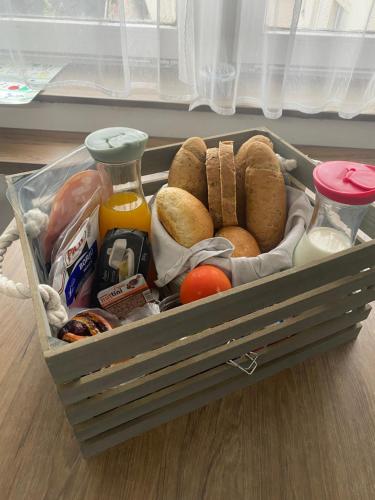 un recipiente lleno de comida en un refrigerador en Nice Home Apartment 2, en Abda