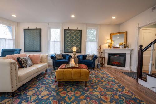 Posezení v ubytování Stunning Historic Home Lots of Space In Town