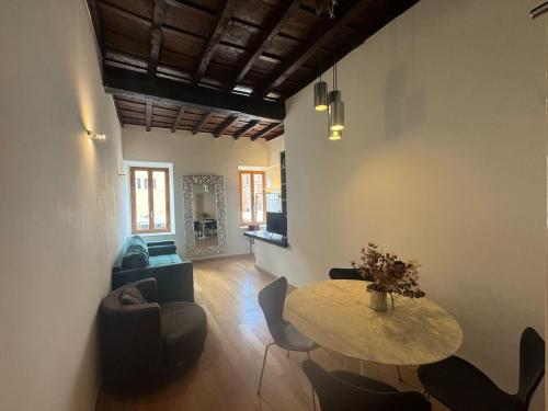 Stylish Pantheon Escape in Ancient Rome