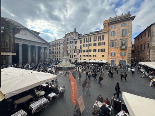 Stylish Pantheon Escape in Ancient Rome