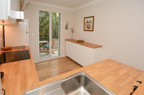 a kitchen with a sink and a counter top at Appartement Tarascon avec garage privé in Tarascon