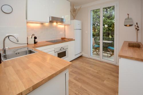 a kitchen with a sink and a counter top at Appartement Tarascon avec garage privé in Tarascon