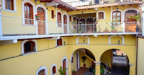 einen Blick über ein gelbes Gebäude mit Balkonen in der Unterkunft Hotel Real de Juarez in Xalapa