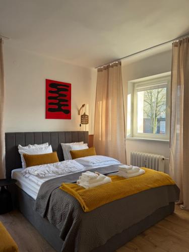 een slaapkamer met een groot bed met handdoeken erop bij Apartament Staffa in Zielona Góra